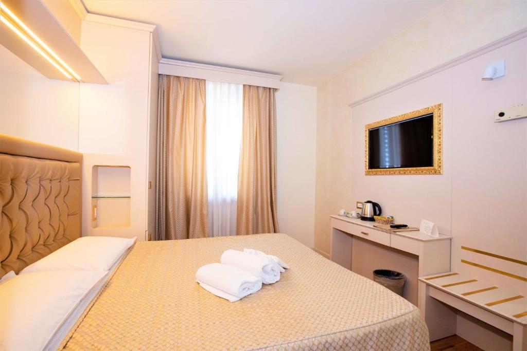 Postel nebo postele na pokoji v ubytování Hotel Arcobaleno Siena