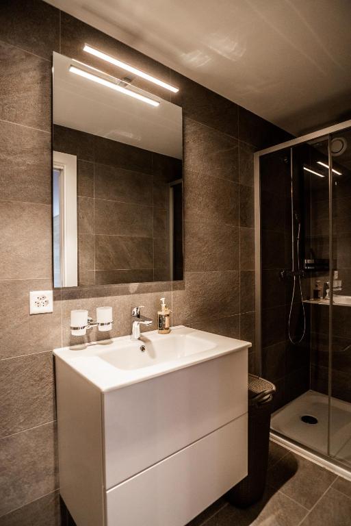 Olympic R2 - pied des pistes - carless holidays! - Resim 8