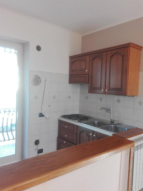 A kitchen or kitchenette at A Santy's House 1piano-no lift-shuttle a pagamento-raggiungibile a piedi aeroporto-fermata bus fiera di roma a 3 minuti-air condiz ed extra bed FOR A FEE A PAGAMENTO