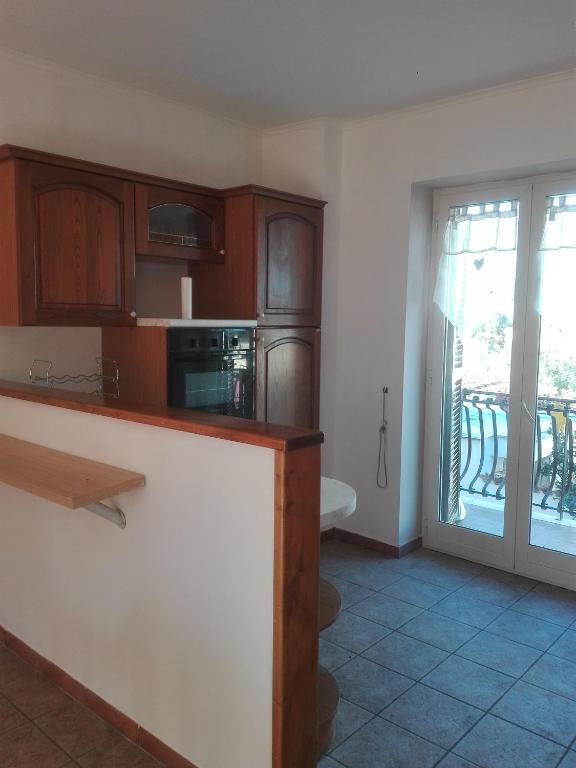 A kitchen or kitchenette at A Santy's House 1piano-no lift-shuttle a pagamento-raggiungibile a piedi aeroporto-fermata bus fiera di roma a 3 minuti-air condiz ed extra bed FOR A FEE A PAGAMENTO