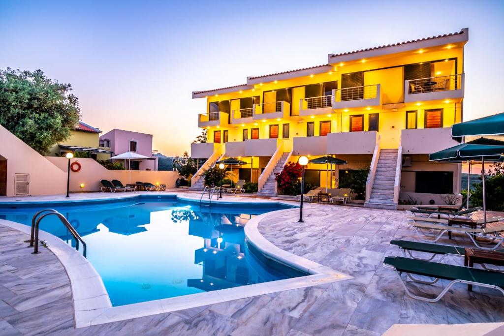 Bazén v ubytování Orestis Hotel Sea View Apartments nebo v jeho okolí