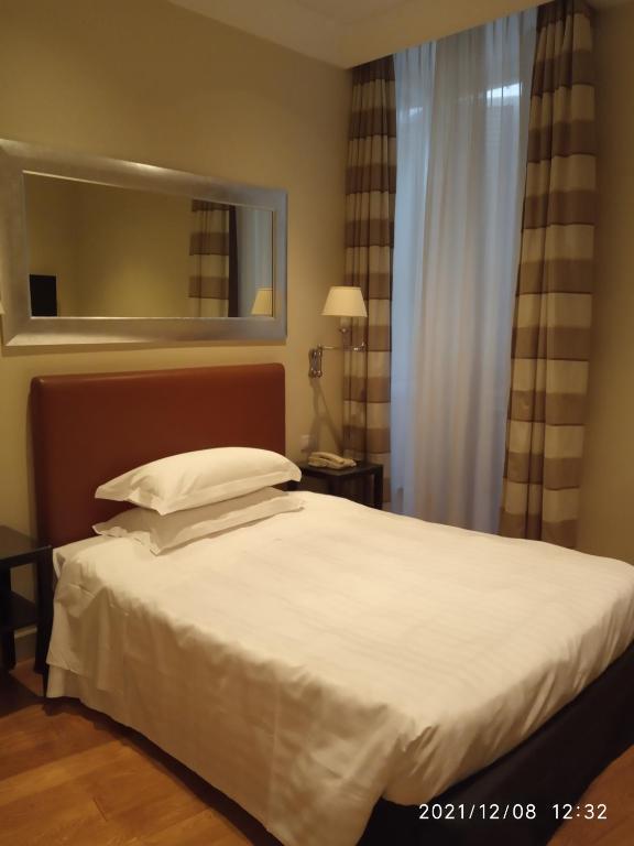 A bed or beds in a room at Hotel Albergo Santa Chiara