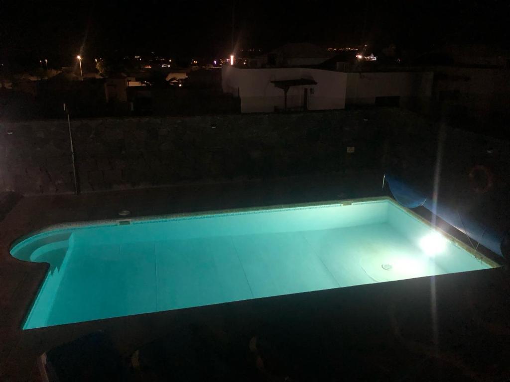 Bazén v ubytování Playa Blanca Vista Lobos Villa with sea view nebo v jeho okolí