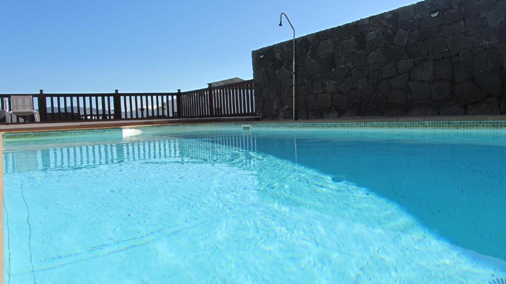 Bazén v ubytování Playa Blanca Vista Lobos Villa with sea view nebo v jeho okolí