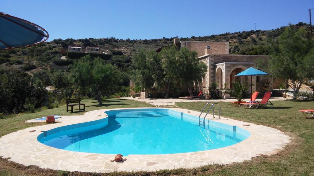 una piscina en medio de un patio en Petra-Mare 2, en Triopetra