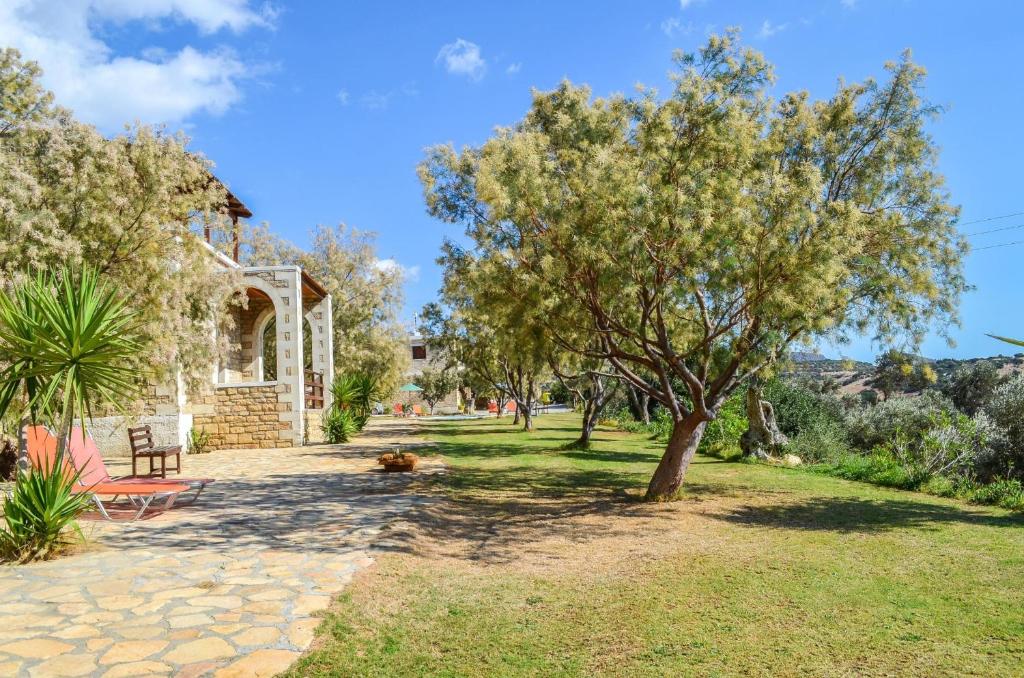 A garden outside Petra-Mare 2