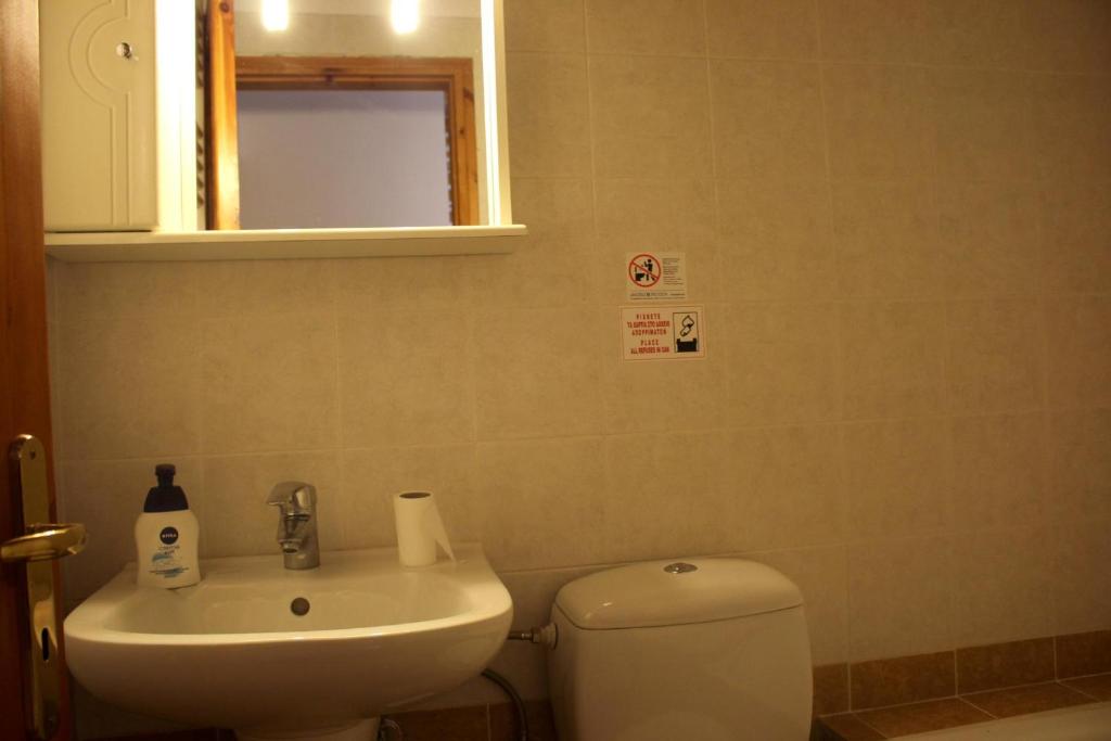 A bathroom at Petra-Mare 2
