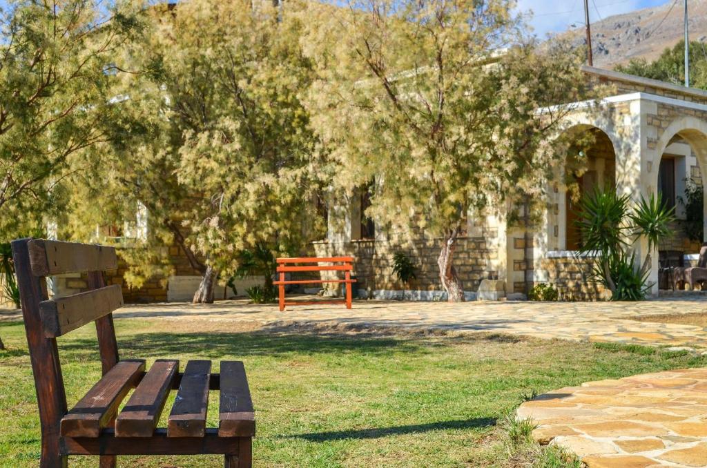 A garden outside Petra-Mare 2