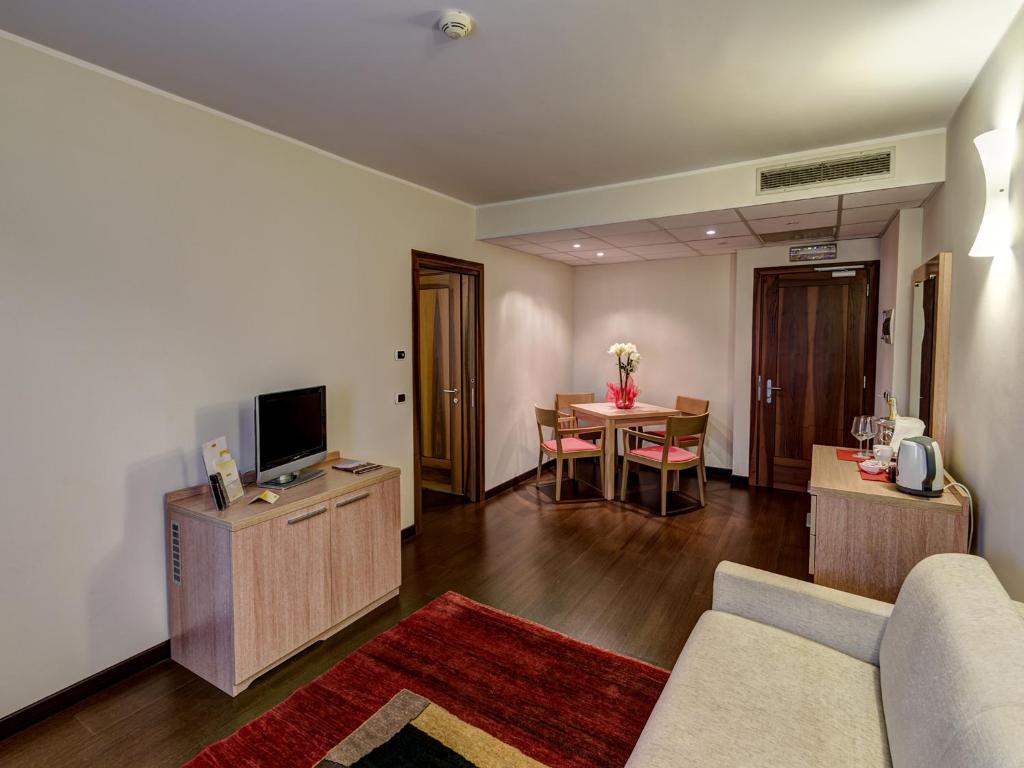 TV a/nebo společenská místnost v ubytování Hotel Capital