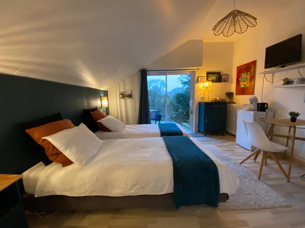 la chambre d hotes de marie indépendante et sa terrasse avec vue panoramique proche alpes mancelles - Deluxe Dubbele Of Dubbele Kamer