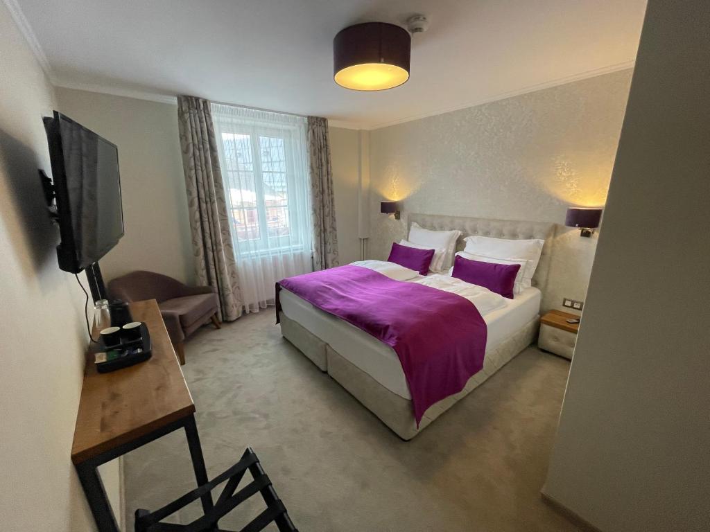 Rúm í herbergi á Hotel Radetzky