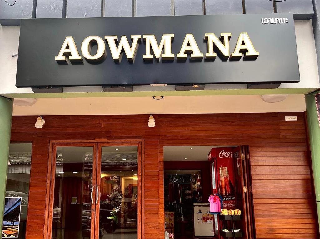 Aowmana Hotel في Makkasan: لافتة على واجهة متجر
