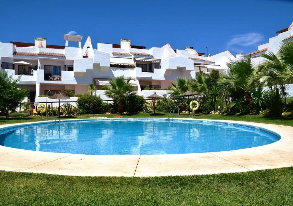Bazén v ubytování Relax, playa, golf...!! Ático de lujo, 130 m2, WIFI, urbanización privada... nebo v jeho okolí