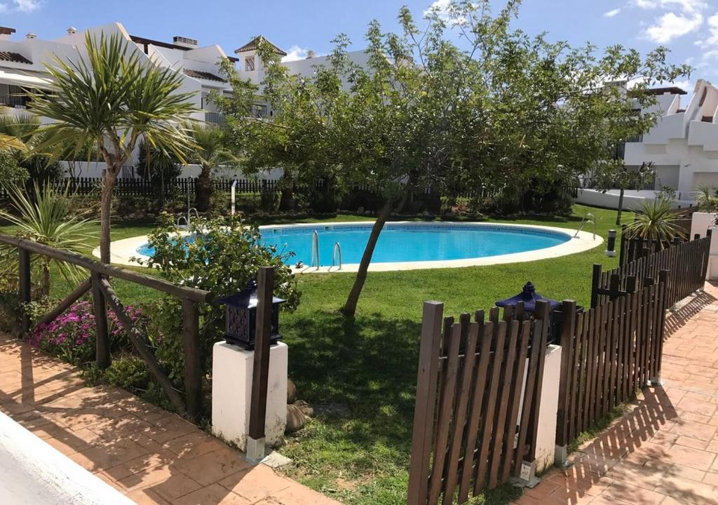 Bazén v ubytování Relax, playa, golf...!! Ático de lujo, 130 m2, WIFI, urbanización privada... nebo v jeho okolí