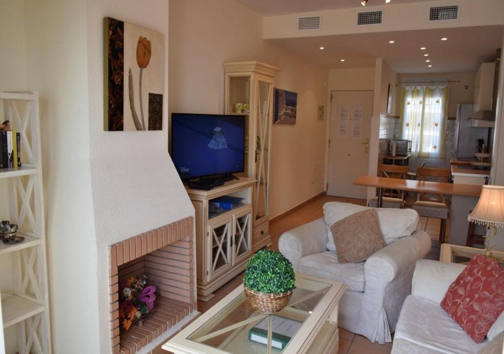 TV a/nebo společenská místnost v ubytování Relax, playa, golf...!! Ático de lujo, 130 m2, WIFI, urbanización privada...