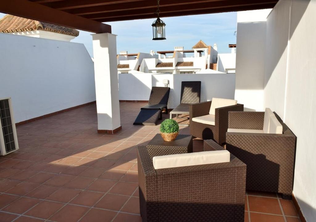 Balkón nebo terasa v ubytování Relax, playa, golf...!! Ático de lujo, 130 m2, WIFI, urbanización privada...