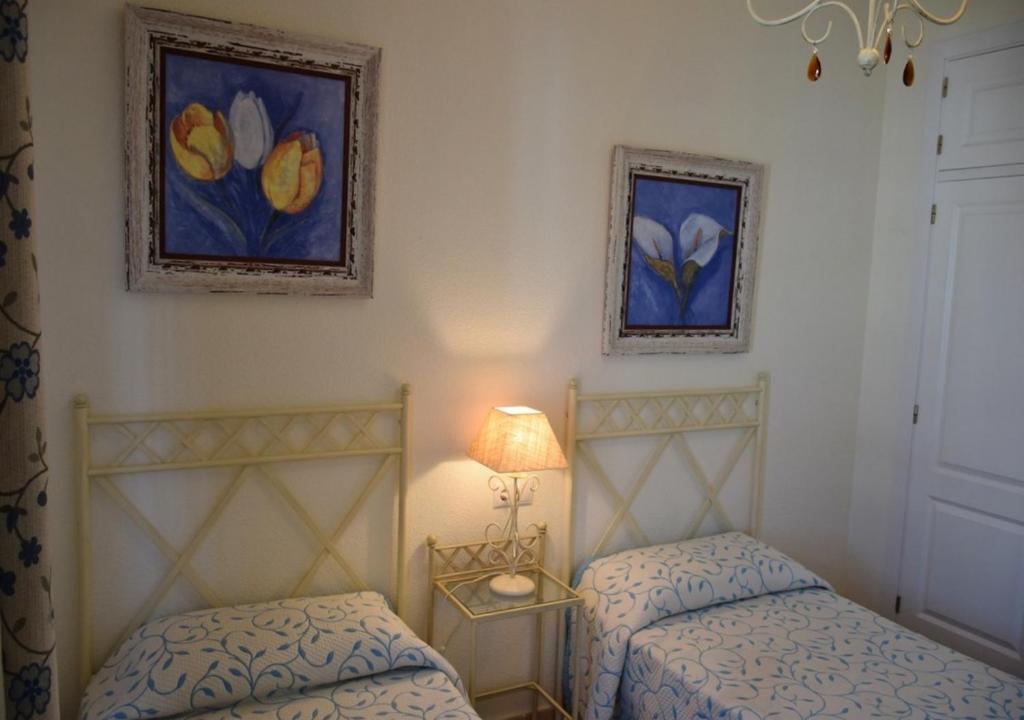 Postel nebo postele na pokoji v ubytování Relax, playa, golf...!! Ático de lujo, 130 m2, WIFI, urbanización privada...