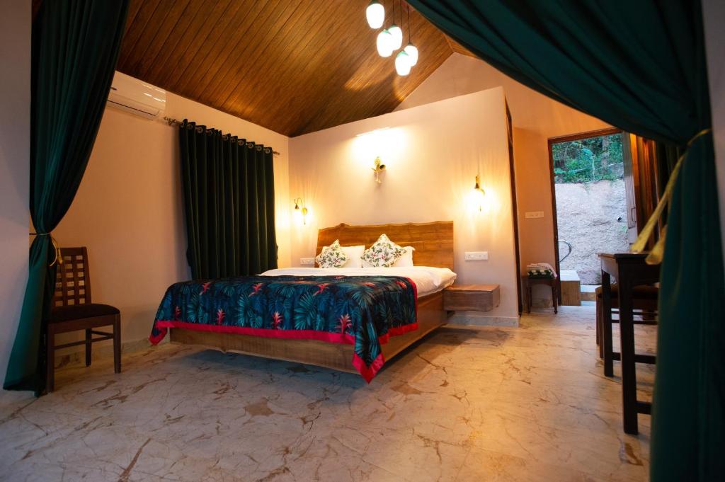 Uma cama ou camas num quarto em Nirvana Hill Resort