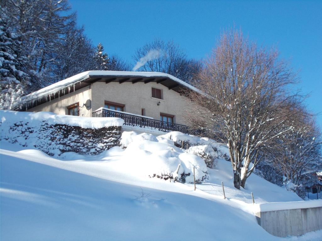 Montricher-le-BochetにあるAppartement à Montricher les karellisの雪に覆われた家