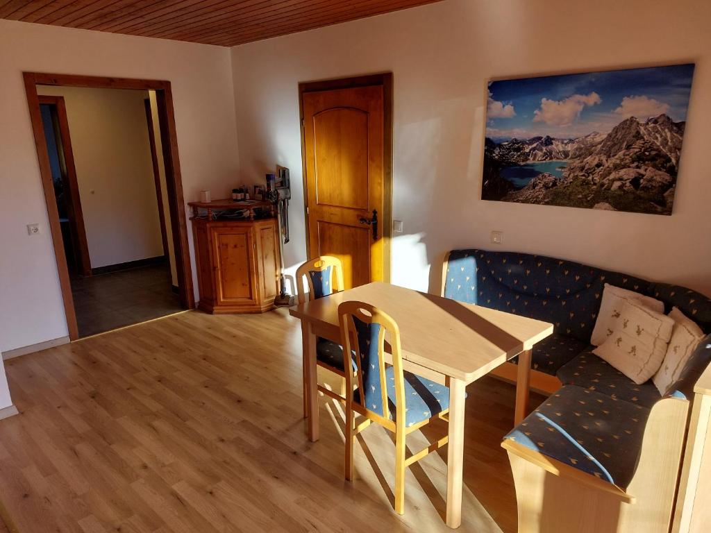 Posezení v ubytování Ferienwohnung Tschengla mit eigener Sonnenterrasse - Wiese - Wlan - Netflix