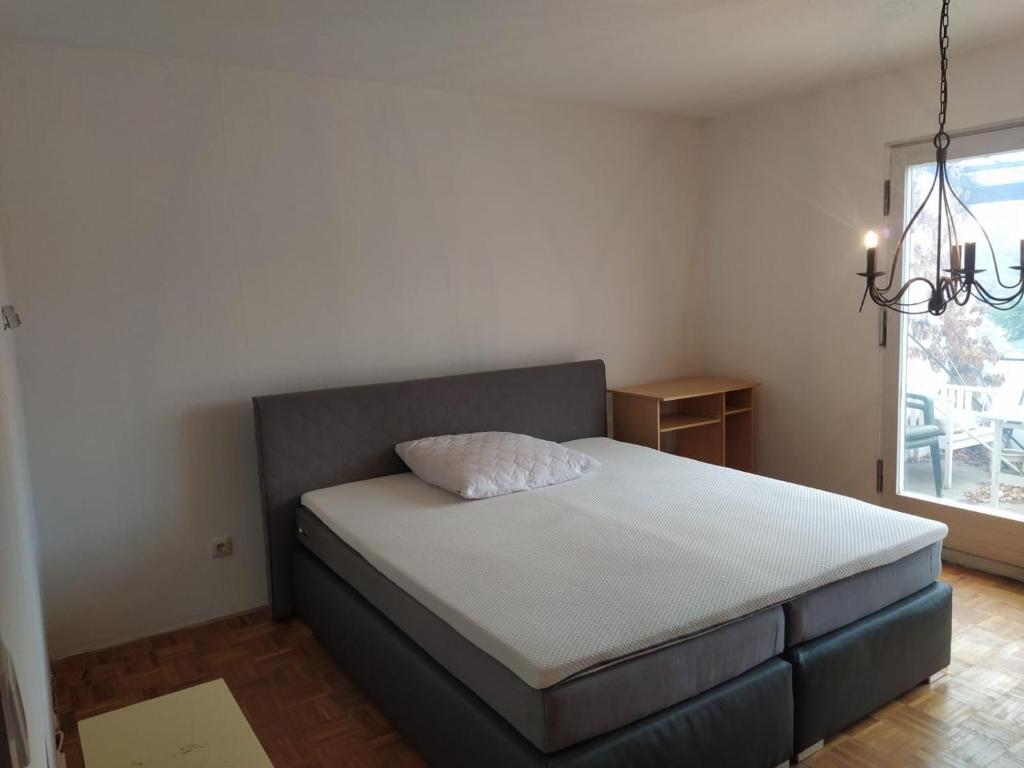 Säng eller sängar i ett rum på In Kadenbach, Schöne Ferienwohnung im ruhigen