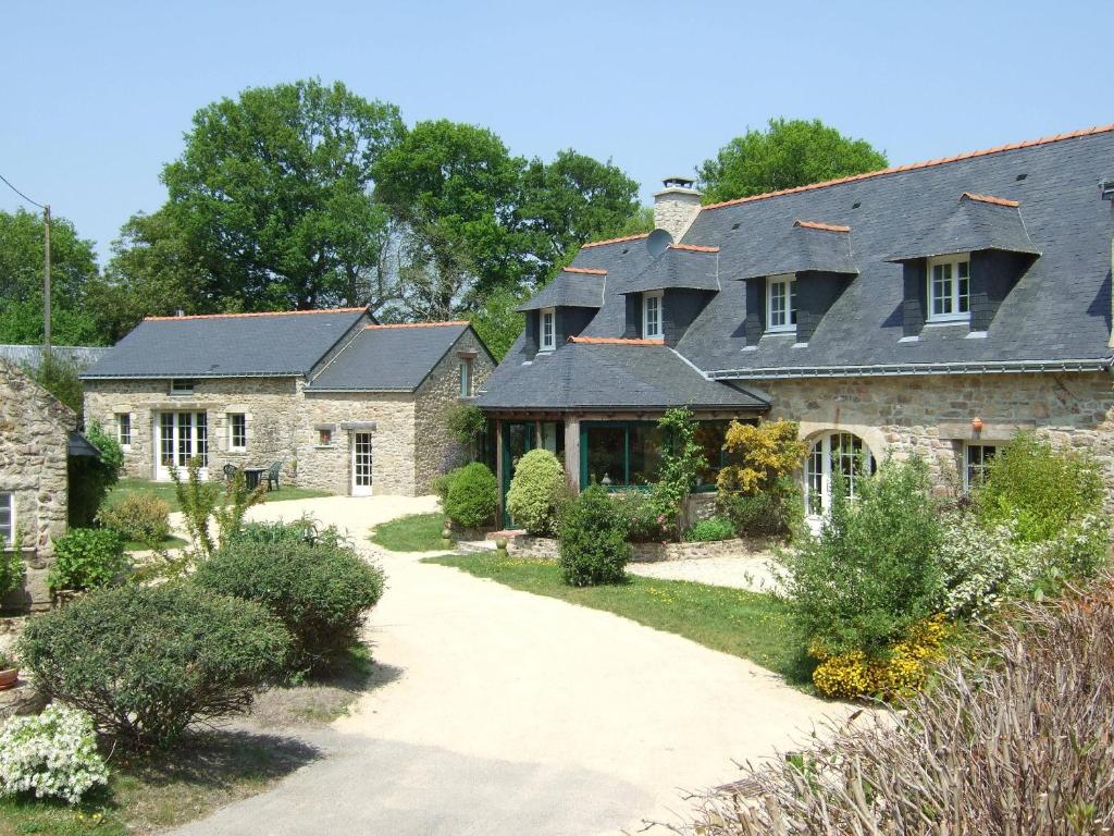 an exterior view of a house with a driveway at Le Clos De Lascoer in Plumergat