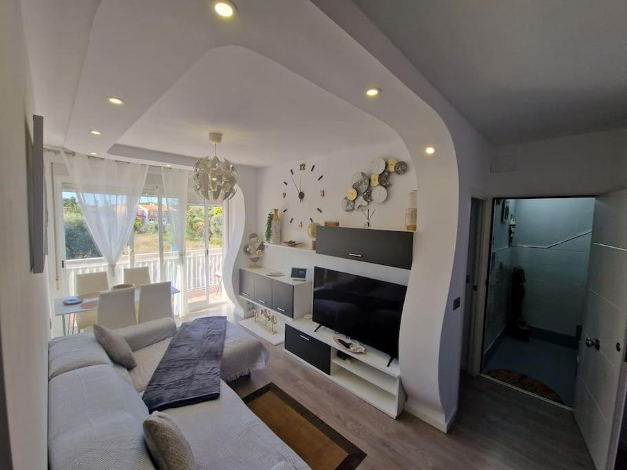 TV a/nebo společenská místnost v ubytování Luxury Beach House with Terrace San Juan Alicante