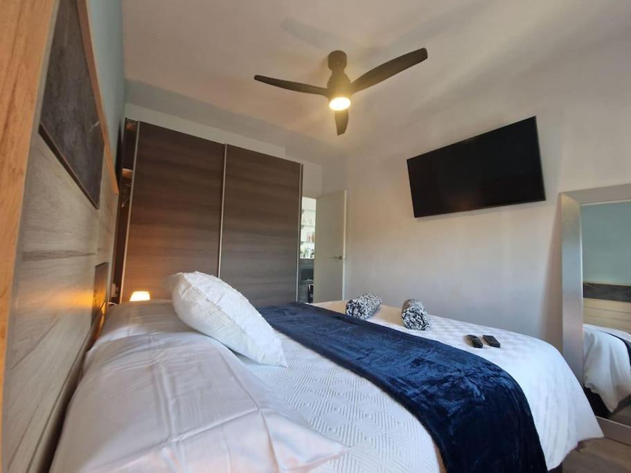 Postel nebo postele na pokoji v ubytování Luxury Beach House with Terrace San Juan Alicante