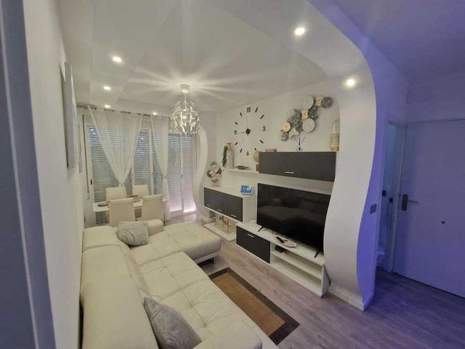 TV a/nebo společenská místnost v ubytování Luxury Beach House with Terrace San Juan Alicante