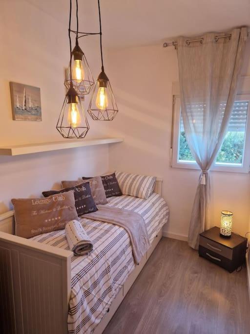 Postel nebo postele na pokoji v ubytování Luxury Beach House with Terrace San Juan Alicante