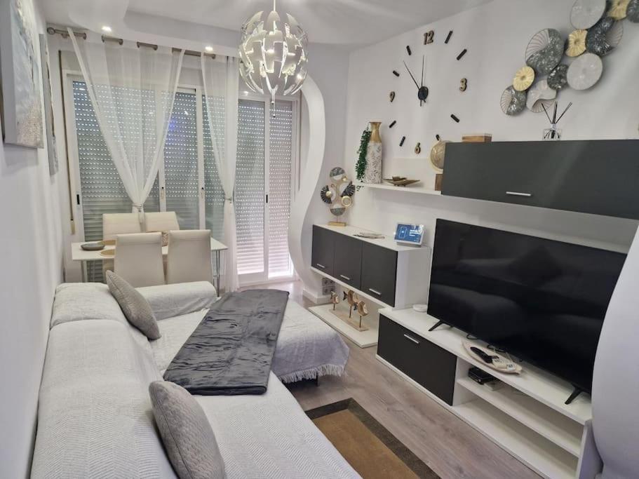 TV a/nebo společenská místnost v ubytování Luxury Beach House with Terrace San Juan Alicante