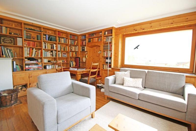 Knihovna v apartmánu