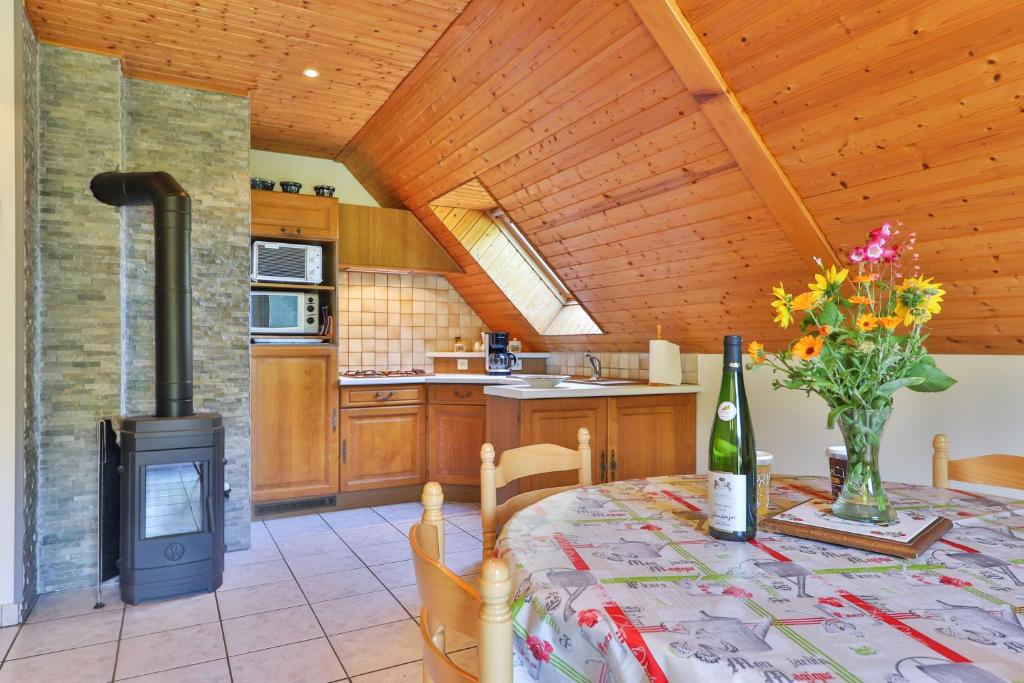 - une cuisine et une salle à manger avec une table et une cuisinière dans l'établissement Gîte VOINSON - Gîte 