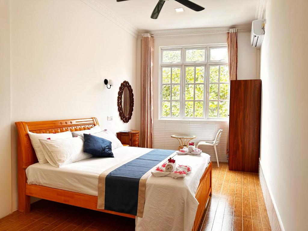 1 dormitorio con cama y ventana en Aqua Sunset en Gulhi