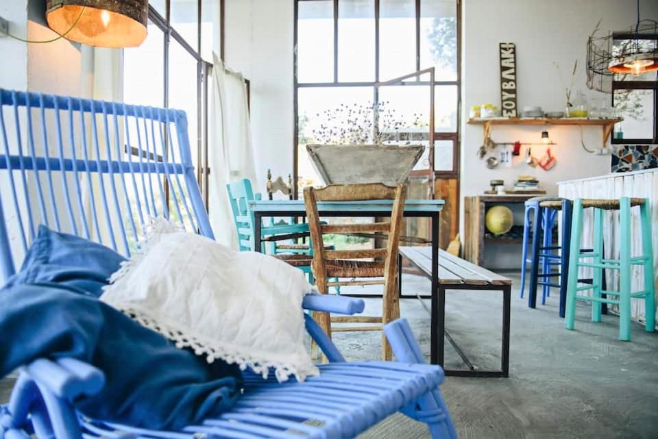 アギア・ペラギアにあるsaveriako, paradise for relaxed free spiritsの青い椅子と青いベンチが備わる客室です。