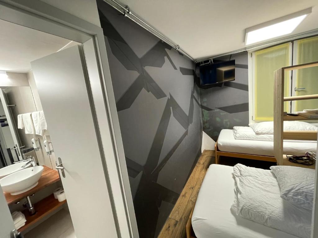 Postel nebo postele na pokoji v ubytování Hotel16 by Messe & Stadion Suisse in Minuten & Late Check-in