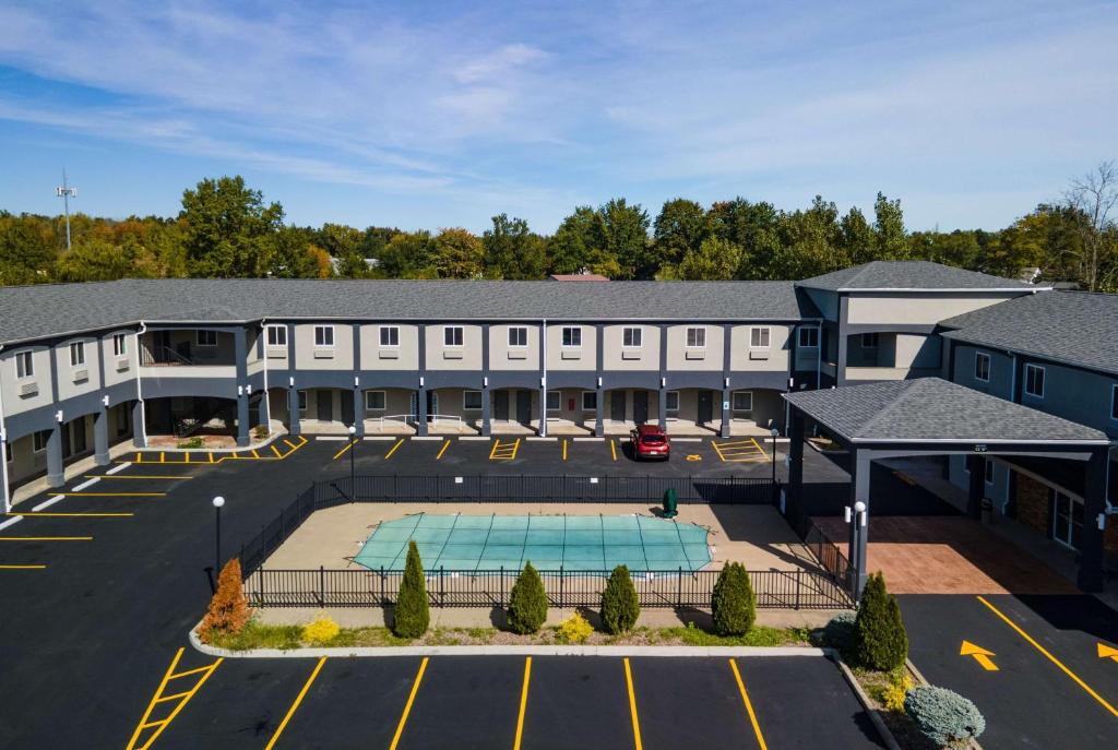une vue aérienne sur un bâtiment avec un parking dans l'établissement Days Inn & Suites by Wyndham Niagara Falls/Buffalo, à Niagara Falls