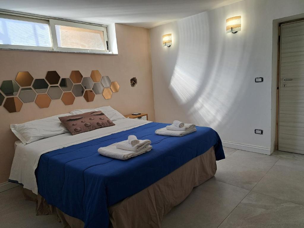 sypialnia z łóżkiem z ręcznikami w obiekcie Amendola Rooms w mieście Neapol