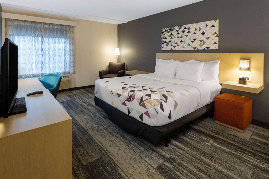 Baymont by Wyndham White Plains - Elmsford - 1 King Bed, Mobility And Hearing Accessable, Ducha Enrollable, No Fumar