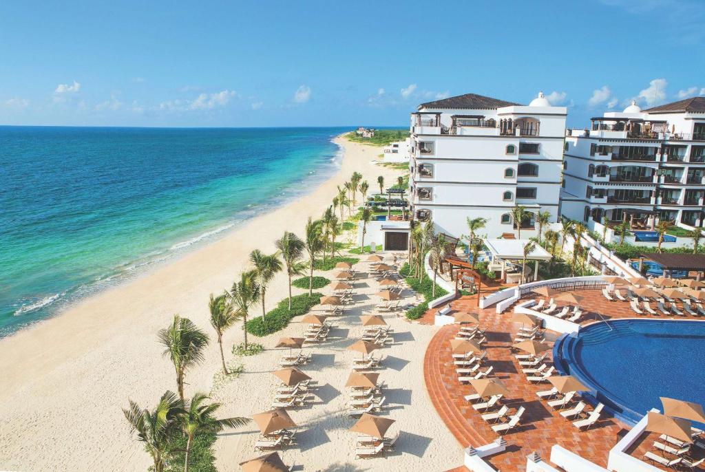 een luchtzicht op het strand van het resort bij Grand Residences Riviera Cancun, All Inclusive in Puerto Morelos