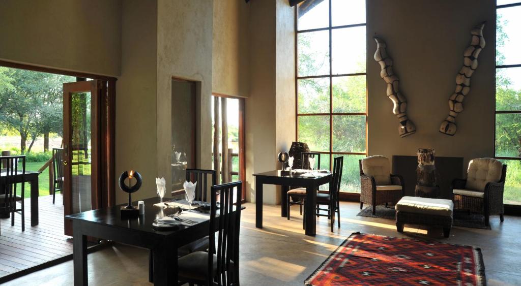 Posezení v ubytování Black Rhino Game Lodge