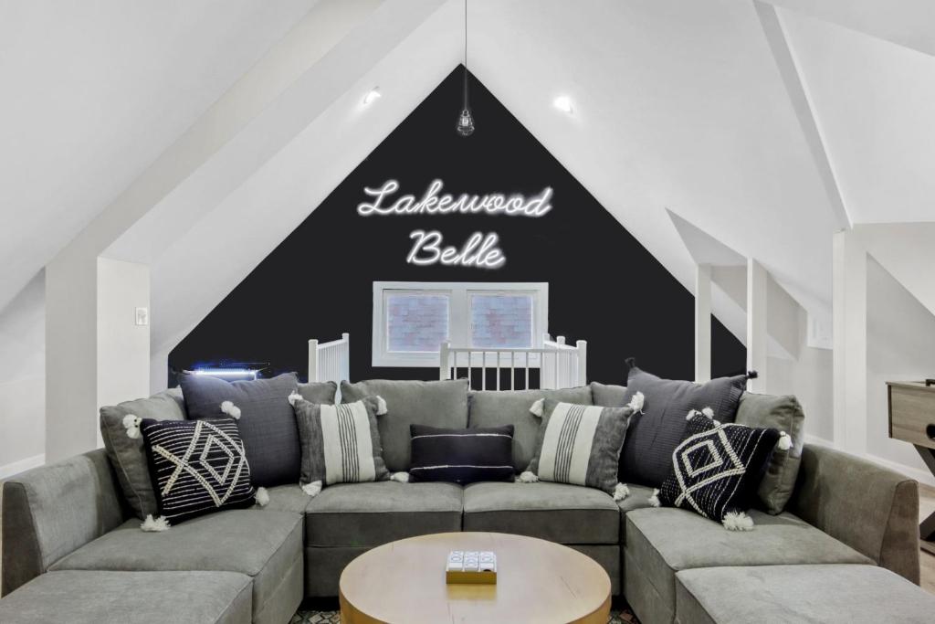 Posezení v ubytování The Lakewood Belle: Family Friendly Home 10 minutes to Downtown!
