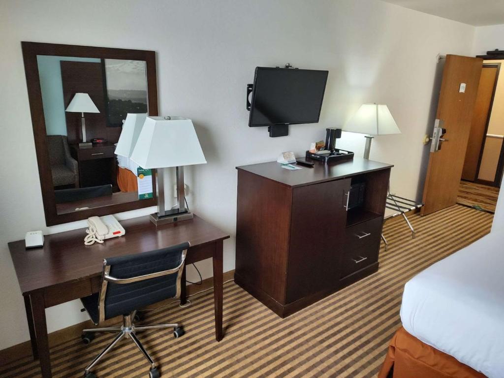 TV a/nebo společenská místnost v ubytování Quality Inn Wenatchee-Leavenworth