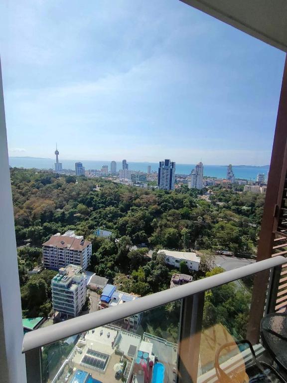 Nespecifikovaný výhled na destinaci Pattaya South nebo výhled na město při pohledu z apartmánu