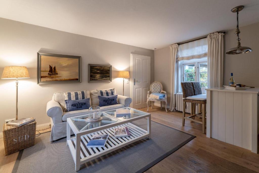 ニーブルムにあるvon-Deska-Countryhouses-Offiziers-Apartmentのソファとテーブルのあるリビングルーム