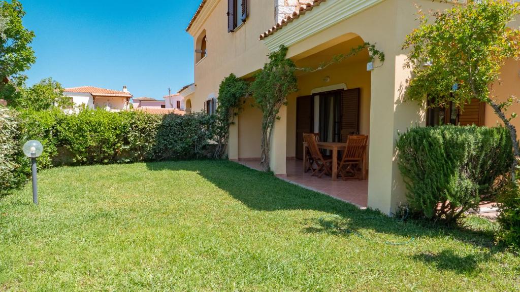 a view of the yard of a house at Casa Vacanza la Suaredda in San Teodoro