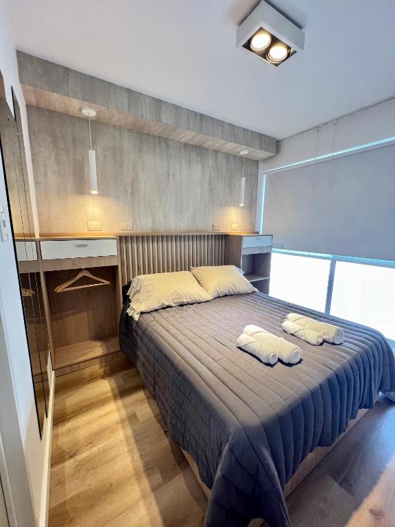 1 dormitorio con 1 cama con 2 toallas en Estudio - apartamento cómodo y acogedor SS1 en Córdoba