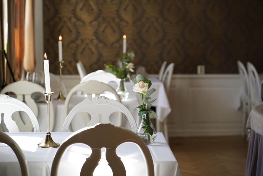 Restaurace v ubytování Hennickehammars Herrgård