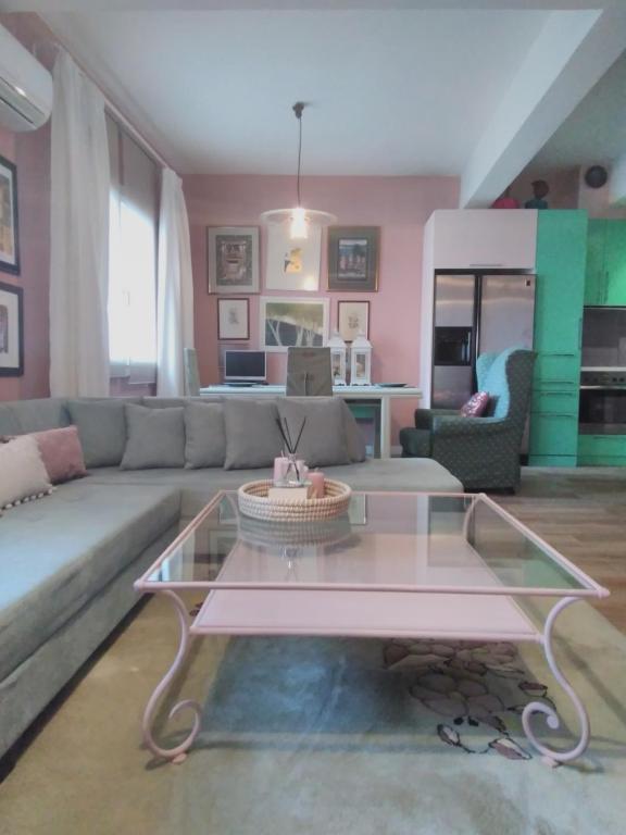 salon z kanapą i stołem w obiekcie Katrin's House w Salonikach