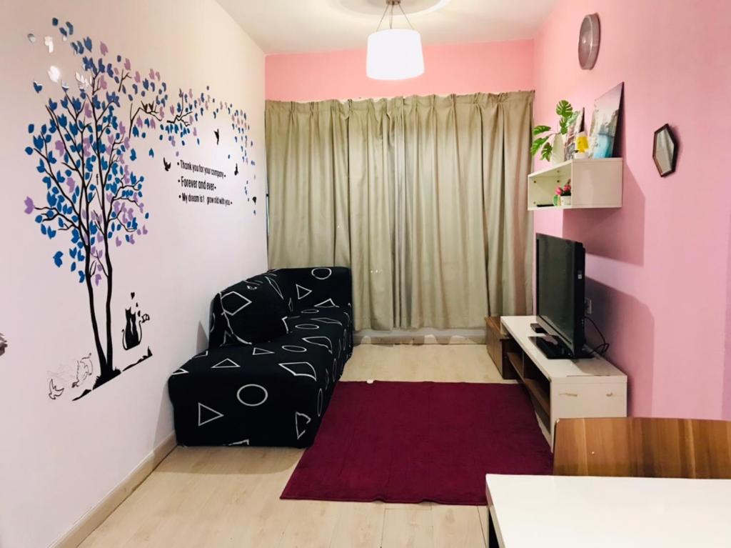 salon z kanapą i telewizorem w obiekcie KADDU Homestay w mieście Kota Kinabalu